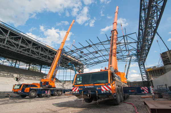 Terex Explorer 5800 und AC 250-1 beim Tandemhub von Deckenelementen