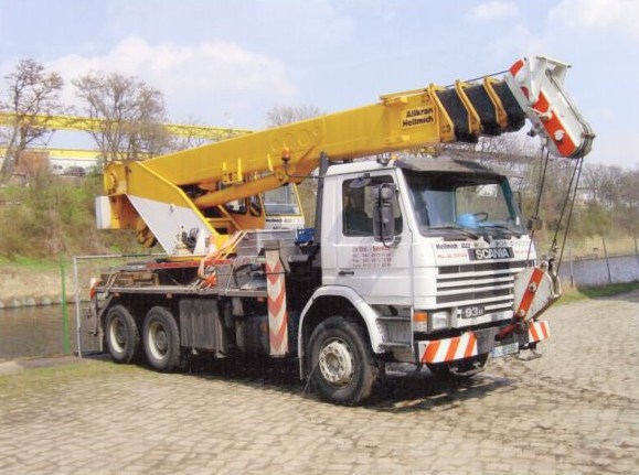 Luna truck mounted crane
